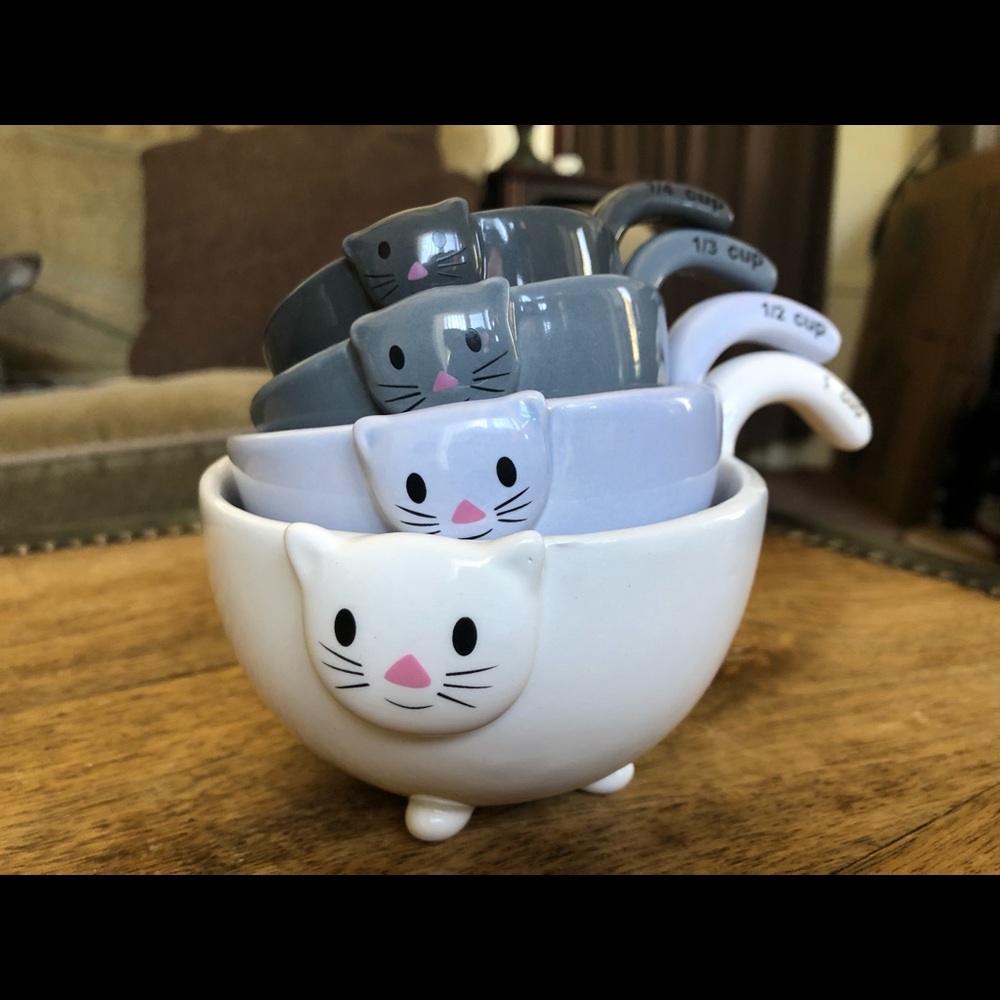 Set of 4 cat nesting measuring cups.  NWT.